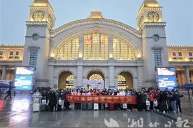 湖北今年首趟银发旅游专列发车图片