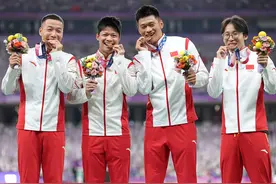中国队包揽男女4×100米接力冠军图片