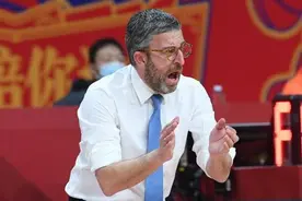 CBA | 乔里欧：亚当斯已经一个月没对抗训练 需要时间恢复状态图片