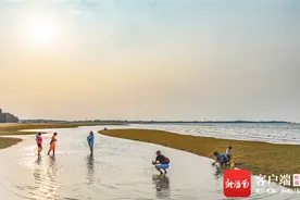 环岛旅游公路带动沿途旅游业发展，儋州各地接连迎来“游客潮”图片