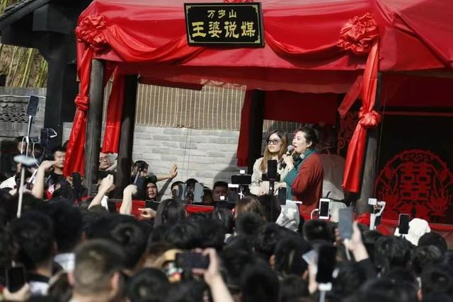 开封 “王婆” 与你相约麻城龟峰山，这个冬天在龟峰山，围着吊锅交朋友