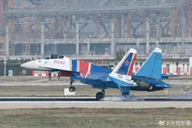 俄罗斯“勇士”飞行表演队抵达太原图片