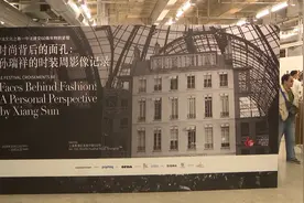 一个从模特转型为摄影师的影像展，带你了解时尚背后的面孔图片