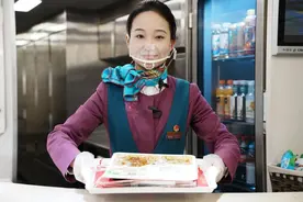 “Z世代”动妹儿的多彩人生：擅长国画当过兵 在旅客的肯定中找到职业价值感图片