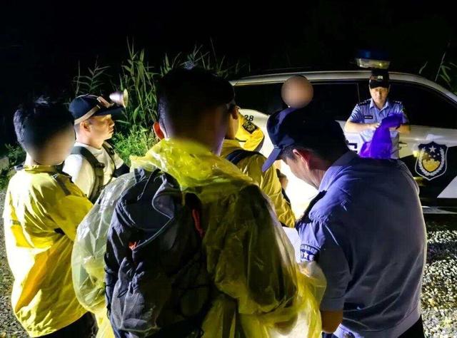 杭州两男孩徒步迷路，最后竟在安徽被找到，救援队：周边就是悬崖峭壁