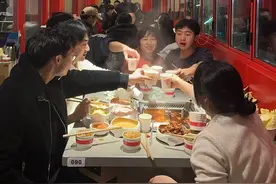 成都餐饮人留岗过年，商家豪掷福利：早下班两小时、年夜饭、现金分红图片