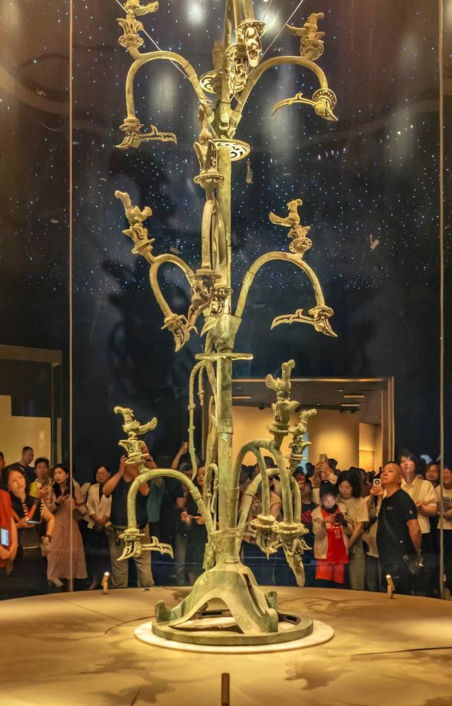 专访总台2025年“秋晚”总撰稿杨启舫：三星堆青铜器、AI机器人将亮相
