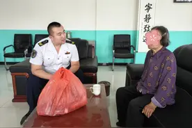 城阳巴士驾驶员：暖心救助迷路老人，用情守护归家路图片