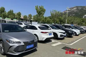停车空位哪里找，“泰山易停”少不了 “五一”假期第一天，游客点赞“泰山易停”智慧停车平台图片