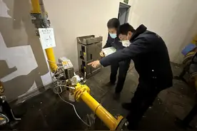 供暖工人每日24小时值班，守护居民温暖过年图片