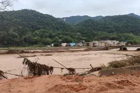 暴雨后的广东韶关江湾镇：抢险保障车辆优先进入，居民集中安置，直升机运送伤者图片