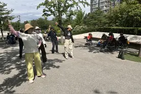 保姆跳舞解压、老人观舞开心，他们为轮椅上的老人带来欢乐图片