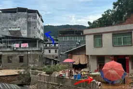 抗洪抢险中的难忘瞬间：消防员接力托举婴儿，武警小哥淤泥照刷屏图片