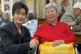 与老人合唱《我的祖国》，和孩子们“斗舞”、做手工……  黄晓明走访儿童福利院与养老院，与孩子和老人爱心互动图片