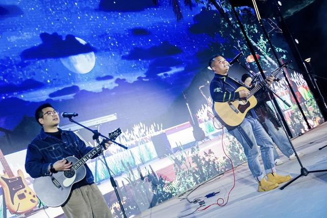 一幅“深秋的富春山居图”，“空降”上海黄浦江畔