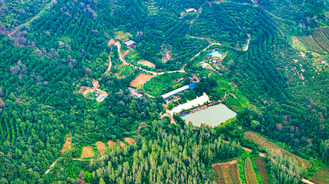 飞瀑流泉润青山 连绵山峦满苍翠