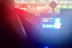 男子在机场坐出租车被辱骂：司机称夜车不打表要200元，机场工作人员指定其乘坐该车辆图片
