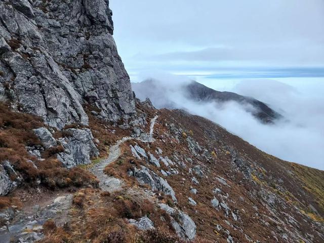 生死鳌太线：徒步禁区暗藏危险生意，有穿越服务开价4800