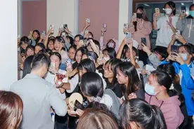 “宁愿打球不要打仗”——大陆高校师生团访台受热烈欢迎 岛内掀起“马龙旋风”图片