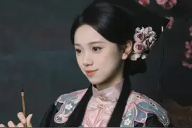 云肩搭配学士服！国风毕业照受热捧图片