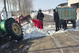 车辆滑入排水沟 交警暖心解困境图片