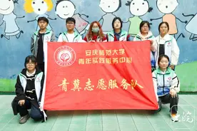 安徽一高校大学生12年接力关爱自闭症儿童图片