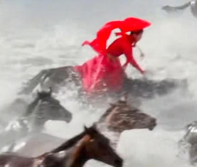 600多万粉丝“马背上的女县长”意外坠马去世，年仅47岁，一周前还在发视频宣传	，此前曾多次坠马，遭母亲训斥“不准回家	”