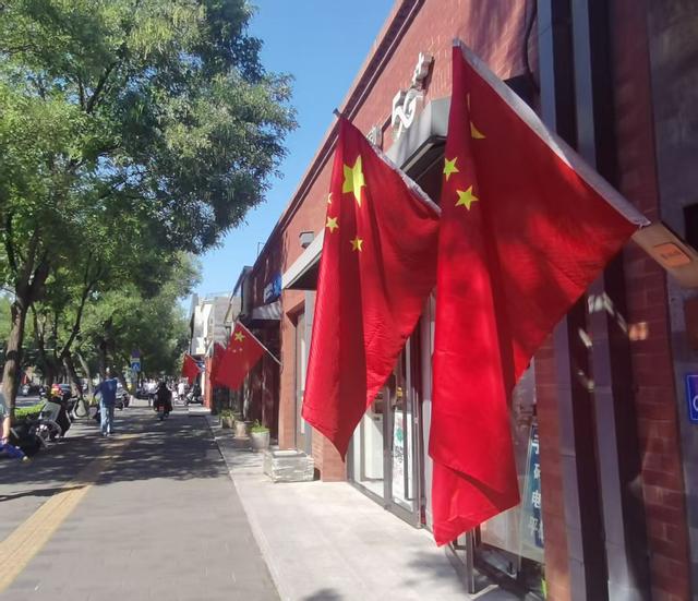 “中国红”扮靓街头 浓厚氛围迎抗战胜利80周年