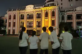 高中生建议变成现实 光明中学百年教学楼下月起亮灯融入淮海路夜景图片
