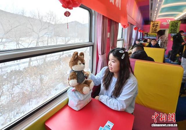 吉林龙井开往长白山的“雪国专列”尽显民俗风情