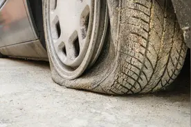 高速上50多辆车爆胎？罪魁祸首竟然是它；网友：太吓人了图片