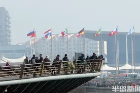 海边散步，感受春天图片