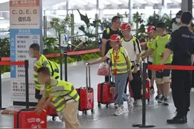 一人带三娃坐不了飞机？多家航司回应→图片