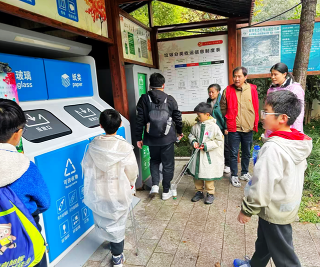 “党建红”点亮“枫”景丨栖霞山 “红枫护卫队” 上线！