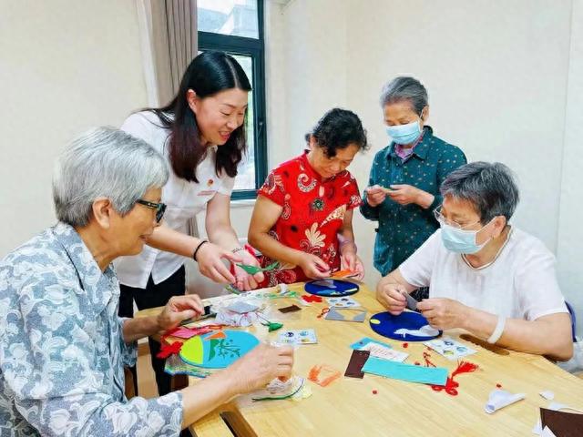 喜讯捎给总书记〡湖北武汉东湖新技术开发区智苑社区居民：小区建设蒸蒸日上 幸福生活越过越甜