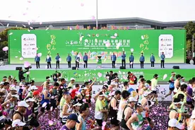 男女冠军双双打破赛会纪录！2025扬州鉴真半程马拉松鸣枪开跑图片