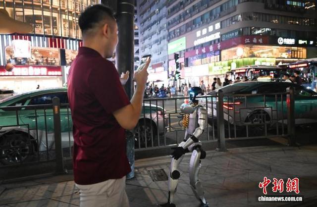 浙江杭州：机器人“逛街”吸引民众