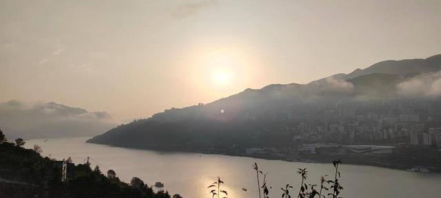 巴东：朝阳破雾出 山城入画来