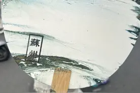 扇上作画、“千人千面”，“五一”假期一把扇子火了｜五一消费直击图片