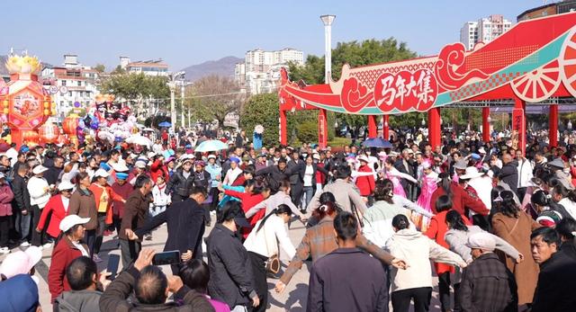 新春佳节与“冬季暖阳”深度融合 “非遗+年味” 点燃凉山“暖经济”