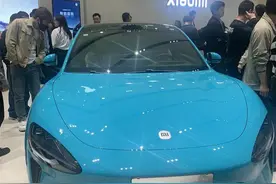 记者实探小米汽车武汉线下门店，每天700多人看车，消费者称小米SU7“外观似保时捷跑车”图片