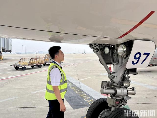 民航一线员工书写“暑运答卷”