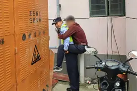 七旬老人不慎摔倒，民警：我背您回家！图片