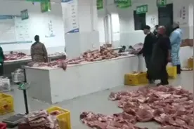 学校食材配送公司将大批猪肉扔地上引关注，湖南新宁县市场监管局：责令整改图片
