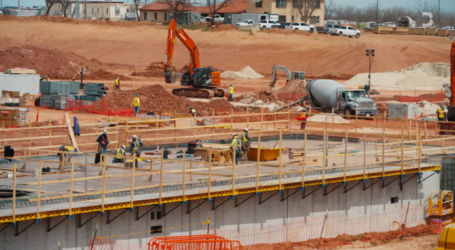 AI数据中心的万亿大基建时代：美国GDP增长全靠它