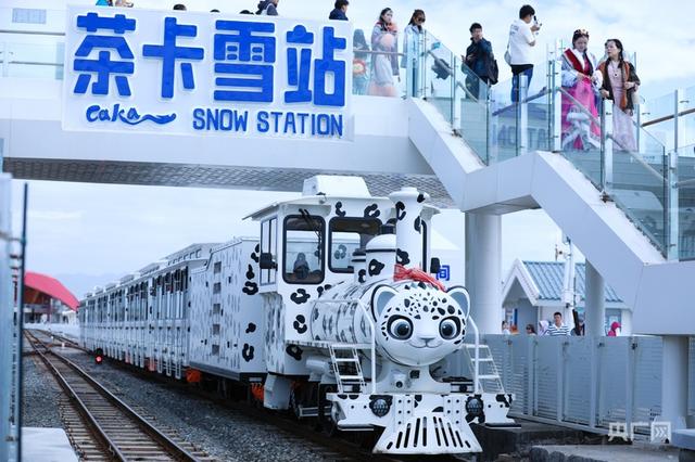 茶卡盐湖人气“爆表”  200万游客打卡“天空之镜”
