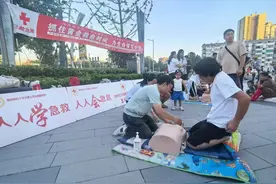 救命技能地摊“开张”！郑州金水区暑期急救夜市火爆出圈图片