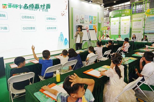 “智启童心 书香筑梦”，简小知亮相南国书香节，演绎“读写+AI”教育新范式