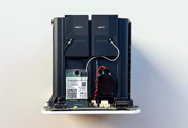 千元六盘位全闪 NAS，零刻飞牛联名 ME mini 私有云体验评测