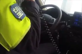 “前面车加快通过！”长沙一孕妇羊水破了即将生产，警车护送送医图片